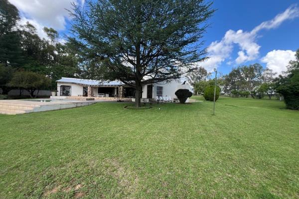 Stunning Waterfront Property on the Banks of the Vaal Dam. This well-maintained property offers the perfect blend of comfort and ...