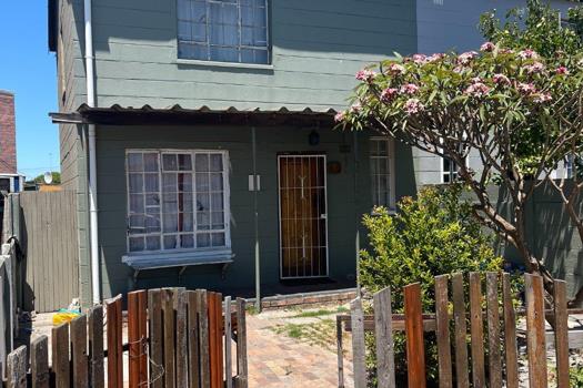 2 Bedroom House for sale in Elsies River