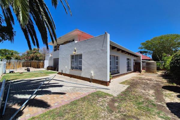 This 3 bedroom house is situated in the very popular Boston area.

It is close to Leipoldt Hospital and The Settlers High School. You ...