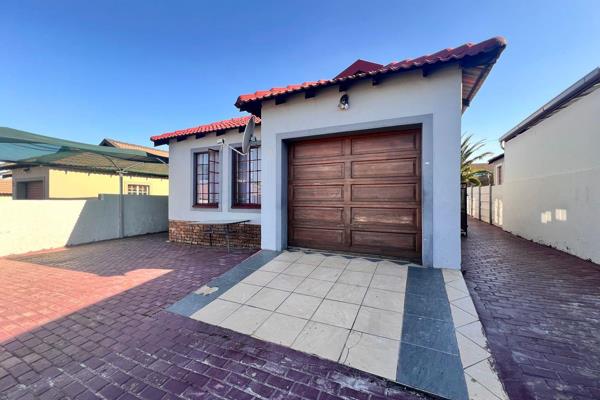 This 3 bedroom 2 bathroom home is located in Olievenhoutbos, Centurion.

Upon entry you have met by the modern and spacious kitchen ...