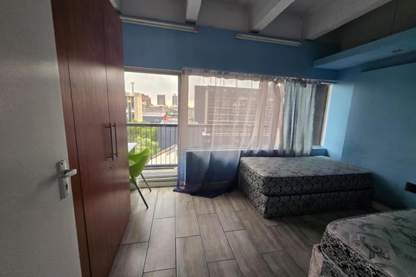 This fully furnished shared male and female student apartment in Braamfontein offers a convenient and comfortable living ...