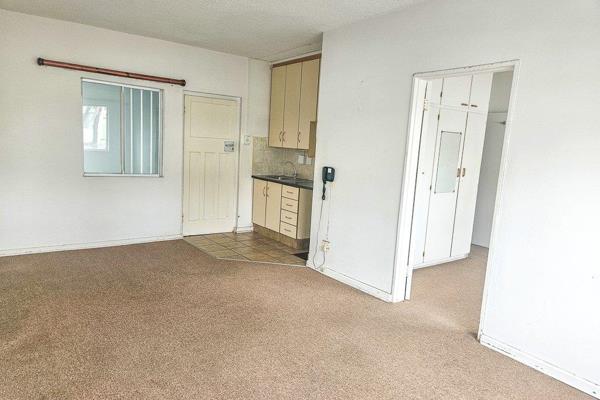 Neat 1 bedroomed apartment in sought after Woodholme.  The open plan apartment is carpeted for warmth.  There is a lounge area and a ...