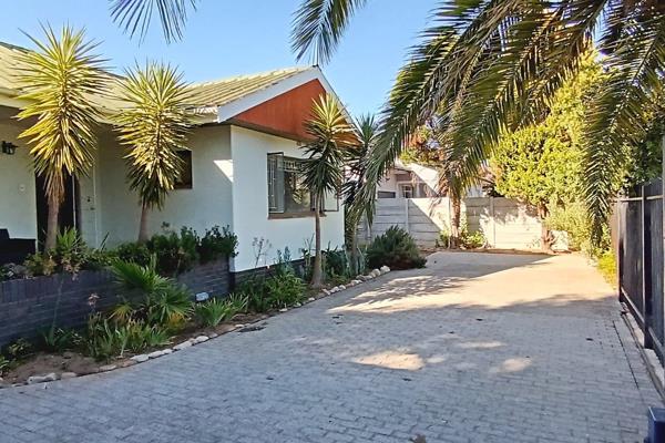 Well located with easy access to the N1. This house offers three bedrooms, one bathroom, a well sized swimming pool and a large garden ...