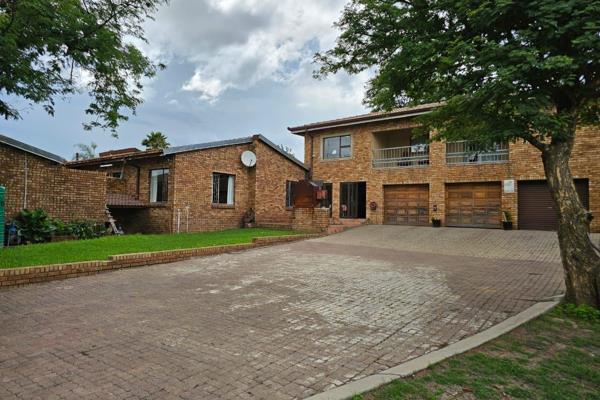 House for sale 
Reyno Ridge.Witbank 
R3 264 000 

Erf 1467 m&#178;

4 bedrooms 
4 bedrooms 
Kitchen 
Lounge 
Entertainment area
Dining ...