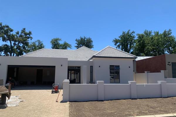 Welcome to your new rental home in the beautiful town of Paarl! 
This stunning house is available for rent from 1 March. Offering the ...