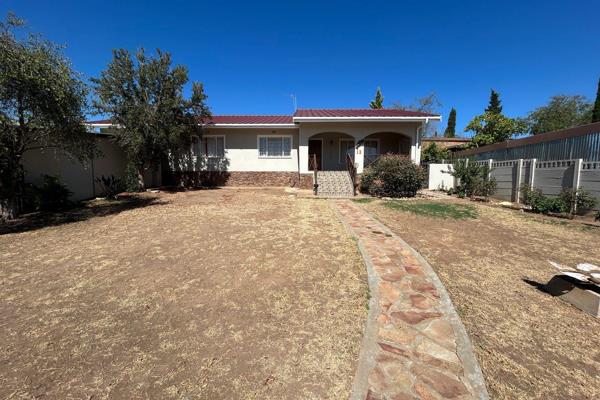 Exclusive Sole Mandate

Lovely family home with views of the Langeberg Mountains as well ...