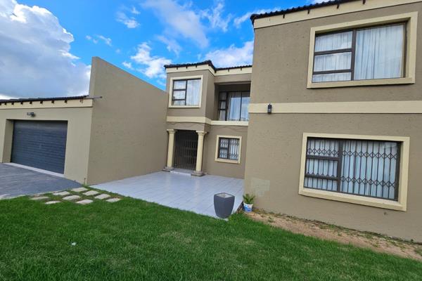 House for sale 
Model Park.Witbank 
R4 300 000 

Erf 884

5 bedrooms 
4 bedrooms 
Kitchen 
Lounge 
Entertainment area
Dining area ...