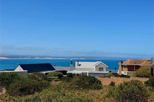 Discover a rare gem in the heart of the exclusive Hoekbaai Vleesbaai —a 604m2 vacant stand offering the ultimate opportunity to craft ...