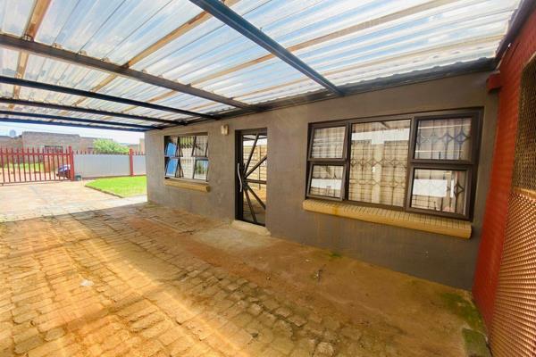 This lovely property, located in Tsakane Ext 15, offers a fantastic opportunity to grow and personalise. Featuring two cozy bedrooms, a ...