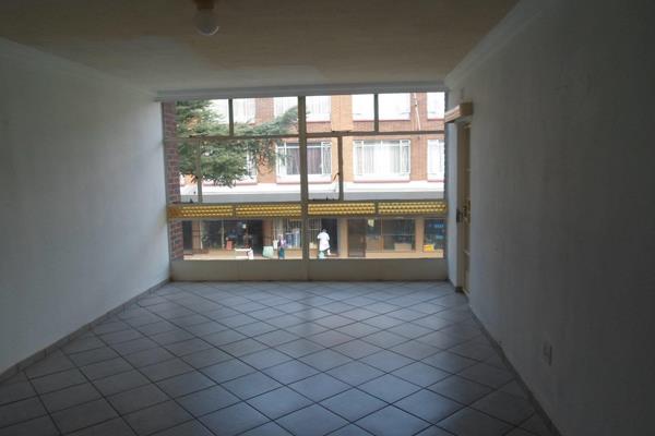 Large Apartment to let in Elspark

2 Fully Tiled Bedrooms with built in Cupboards,
1 ...