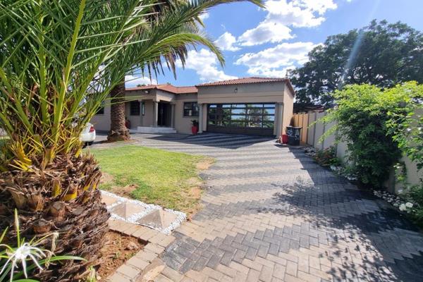 ***SOLE MANDATE***

Beautiful 3 bedroom, 2 bathroom home available for sale in West Park. 

This immaculate property spans 1230 sqm and ...