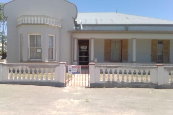 Discover the perfect opportunity to own a character-filled home in the tranquil town of Aberdeen, Karoo. This 3 bedroom property boasts ...