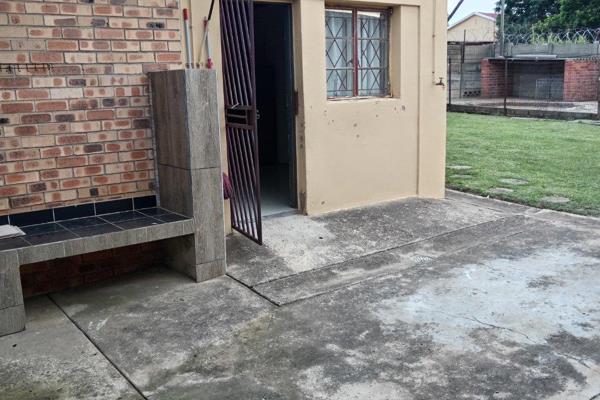 Spacious and secure granny flat available to rent in Glencoe. The granny flat boasts with the following:

Built in ...