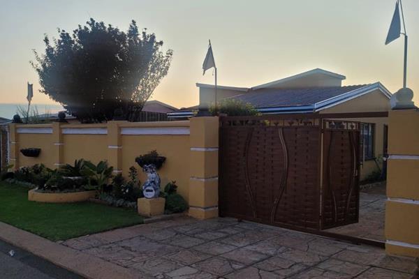 3 bedroom house in Protea Glen ext 16 with open plan fitted kitchen and lounge, bathroom