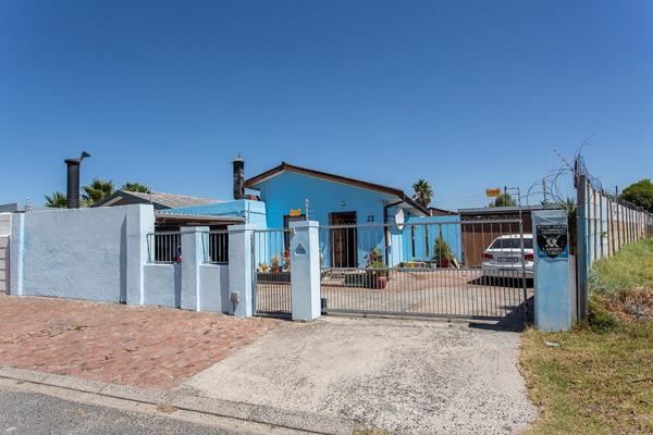 Brand new release!  Sole Mandate!
This family home offers:

Separate Lounge
Separate Braai Room
Dining room open plan with kitchen ...