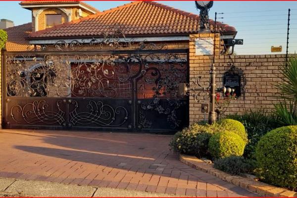 Stunning 4 Bedroom Home in Sought-After Range View, West Rand.

Welcome to your dream ...