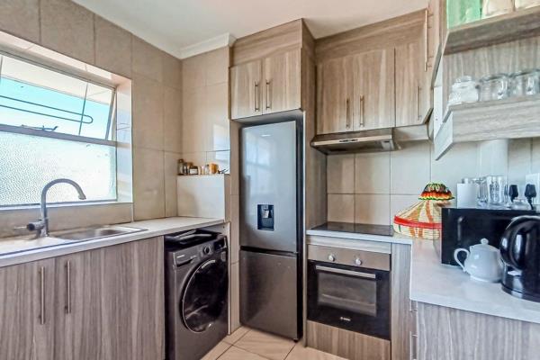 This modern 1-bedroom apartment in the sought-after Oostersee neighborhood of Parow offers the perfect blend of comfort and style ...