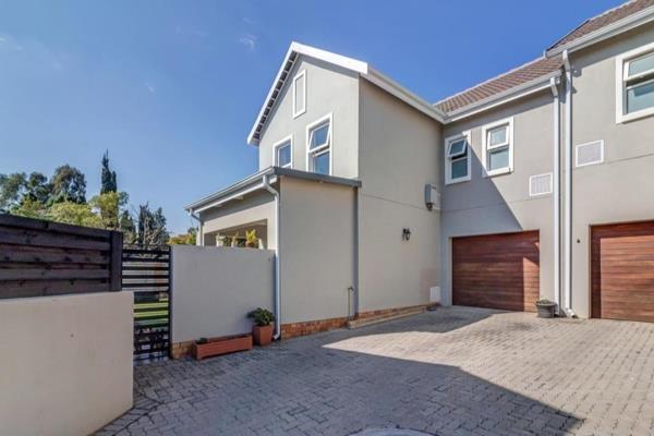 3 Bedroom House for Sale in Bryanston

This exquisitely designed duplex unit is nestled within the prestigious secure Plantation Place ...