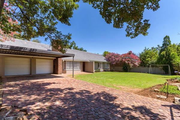 A single-story family home greets you with a spacious, private front garden - ideal for kids and pets to play. The entrance hall opens ...