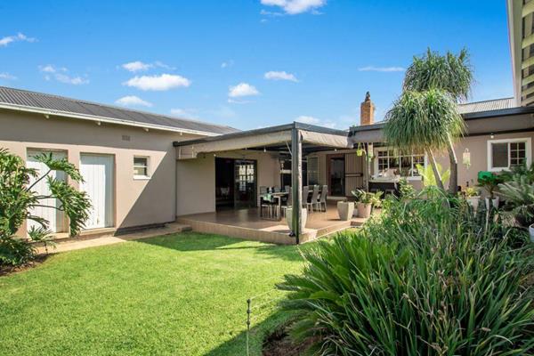 Situated on a generous 1190m&#178; stand, this modern and spacious family home offers a tranquil retreat with plenty of privacy for its ...