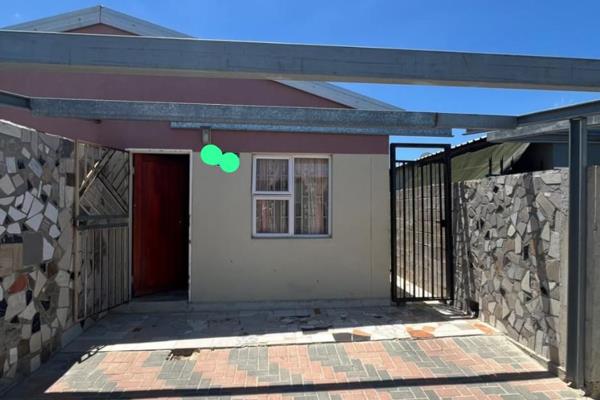 Sizwe Mlungwana Properties presents this 2bedroom property 
in Forest Village Eersteriver .

It consists of 2bedrooms, open plan ...