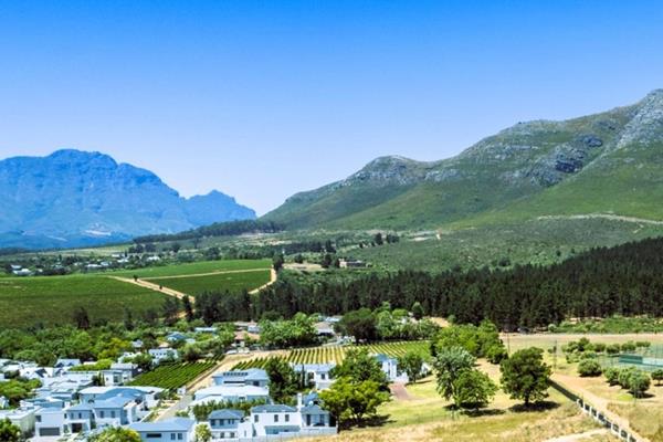 Impressivegated estateat the foot of the Stellenbosch Mountains.
Easy access to localhiking and cycling trailsand surrounded with ...