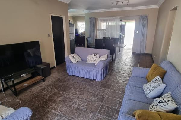 Exclusive sole mandate !

This lovely 2 bedroom townhouse is situated close to Noordskool Primary School and Pietersburg ...