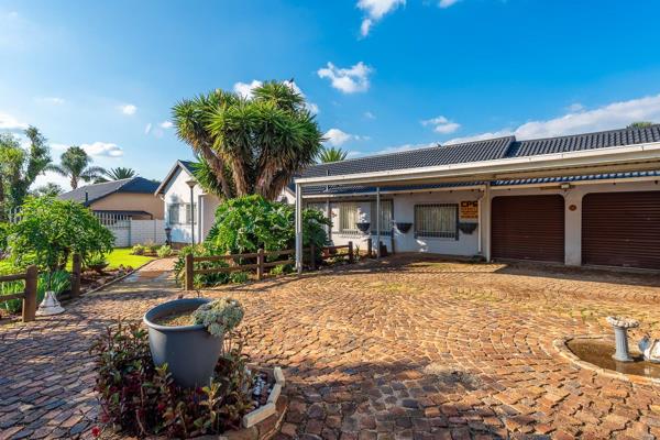 A spotless family home that is priced on point. Another exclusive mandate by Rosie Viljoen Real Estate. This home has been in the loving hands of 1 family for decades and is now waiting for its new loving family to enjoy. ...