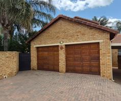 Townhouse for sale in Ruimsig Noord