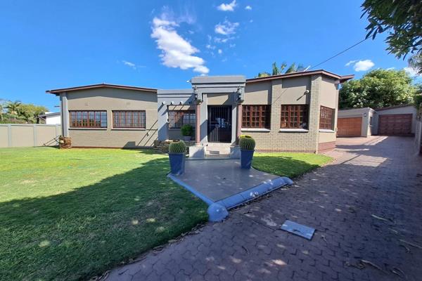 Sinoville beautiful modern 3 bedroom house with an open plan Study for sale situated above Zambezi Street. Open plan Family/TV room ...