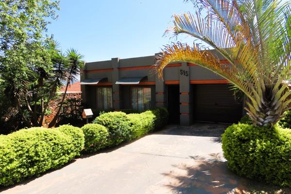 Hier gaan ons alweer.........

Die drie-slaapkamer, twee-badkamer juweel is oopplan  (ek se.....).
Die kombuis(met granite tops) is so ...