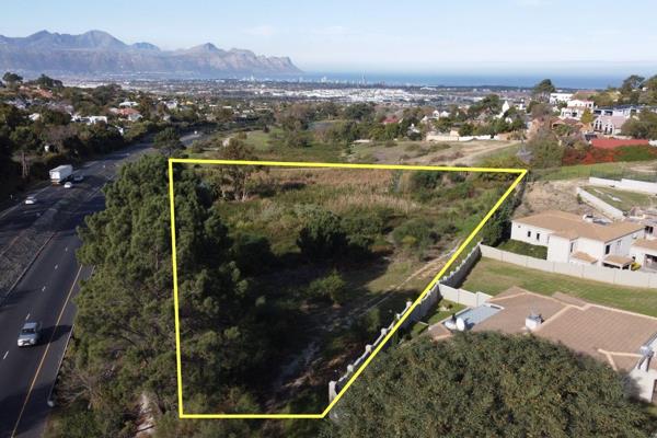 Spectacular elevated Plot with stunning views of False Bay with so much potential to build a luxury mansion with its own private lake or to be developed into a multiple unit residential estate or business park. 

The property is ...
