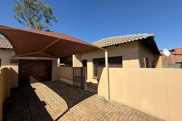 Situated in the sought-after complex of Lydenburg, this charming townhouse offers the perfect combination of comfort, security, and ...