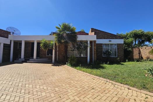 4 Bedroom House for sale in Sunward Park