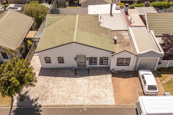 This spacious family home is situated in De Tuin, Welgelee / Vredekloof area.  The property features 4 bedrooms, three bathrooms, an ...