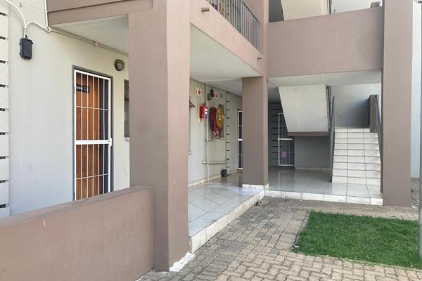 Ground floor apartment for sale at Jabulani Sectional

Inside:

2 bedroom

1 bath

Living room (Open plan)

Kitchen (Open ...