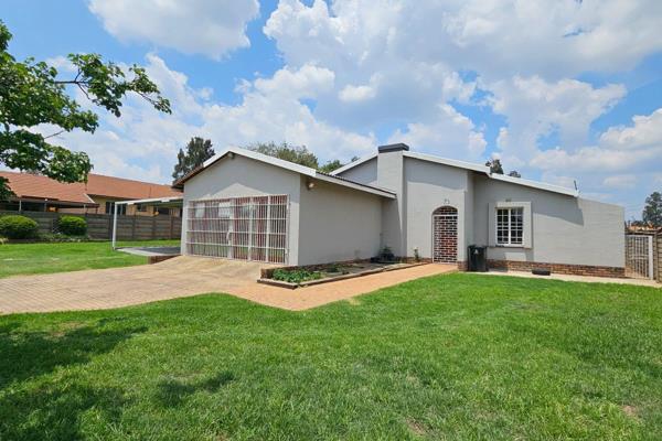 Neat 4 bed, 3 bath - family home in the heart of brackendowns.. 
Features:
- a ...