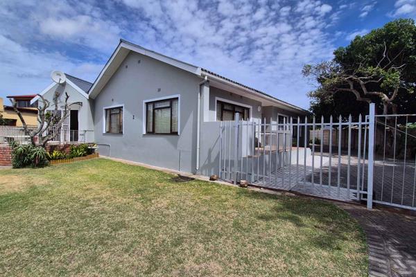 House with 2 flatlets in Hartenbos Central!

500 metres from Hartenbos Seafront!

In total it features 5 Bedrooms as well as a ...