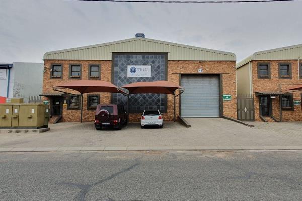 This meticulously maintained 700m2 warehouse in the heart of Robertsham presents an ...