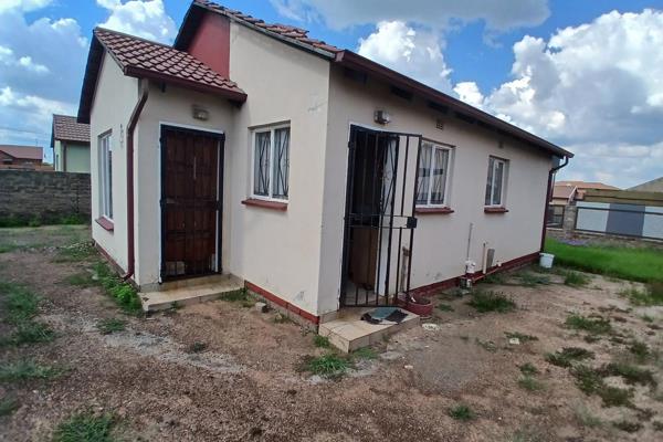 Three bedroom house in Powerville Park, situated very close to all amenities, the streets are tarred and offers  streets lights. The ...