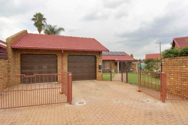 * 

A great find - a beautiful and spacious 3 bedroomed, 2 bath roomed,  low maintenance home located in Wierdapark, bordering ...