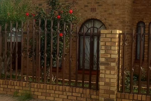 This lovely property is situated in Tsakane and offers:

3-Bedroom house
En suite bathroom
Lounge
Kitchen
Garage
Secured property