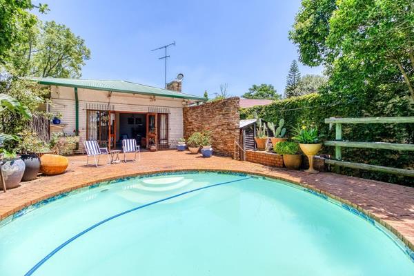 Ideally positioned corner stand property with two entrances. Charming cottage-style house set on 1022 sqm stand. Very light and bright ...