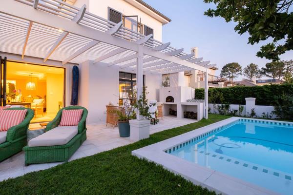 Exclusive joint mandate.  

Nestled in a tranquil cul-de-sac on the original side of Val de Vie Estate, this exquisite home offers a ...