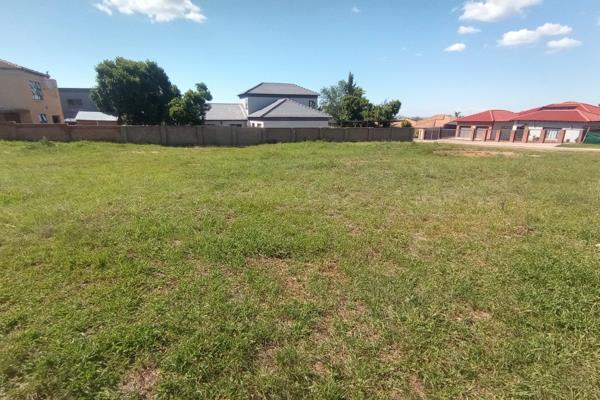 Imagine owning a prime piece of land in one of Bendor&#39;s prestigious estates. This 704 square meter vacant land offers the perfect ...