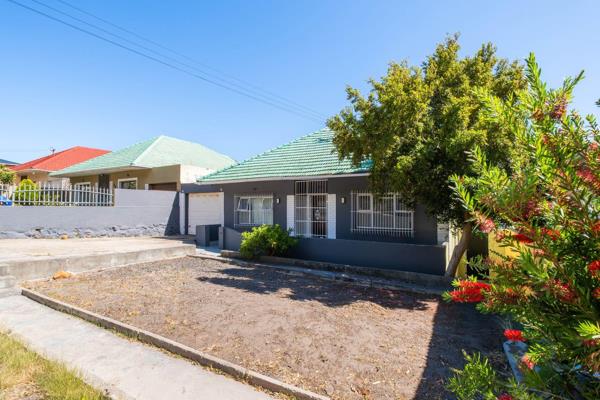 This newly renovated house is situated in the suburb of Woodstock and has unique views of the mountain as well as the harbour. 

It is ...