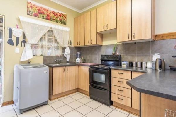 Welcome to Borbet Close 

This cozy home offers comfort and space. Nestled in ...