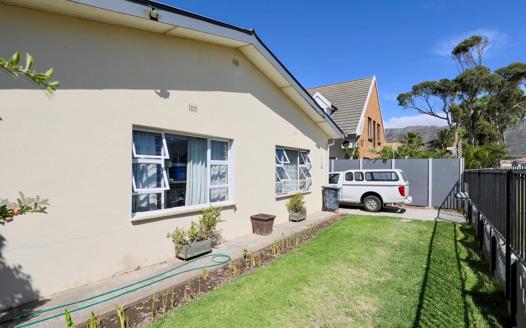 4 Bedroom House for sale in Gordons Bay Central