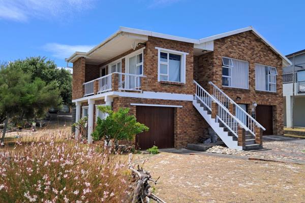 Lovely Holiday/Retirement home in the picturesque Pearly Beach with lot of ...