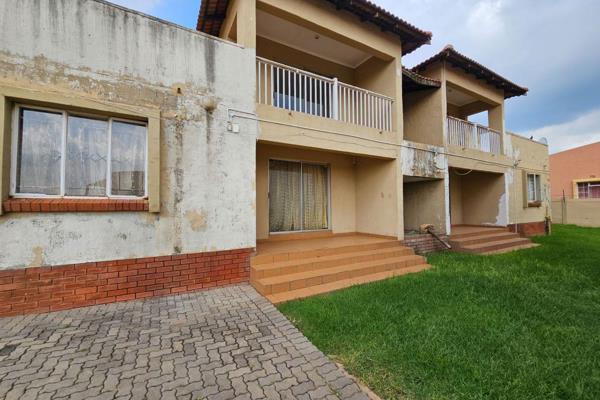 This first floor unit is situated in a complex in Upper Rensburg.

The apartment offers and open-plan living area and kitchen that ...